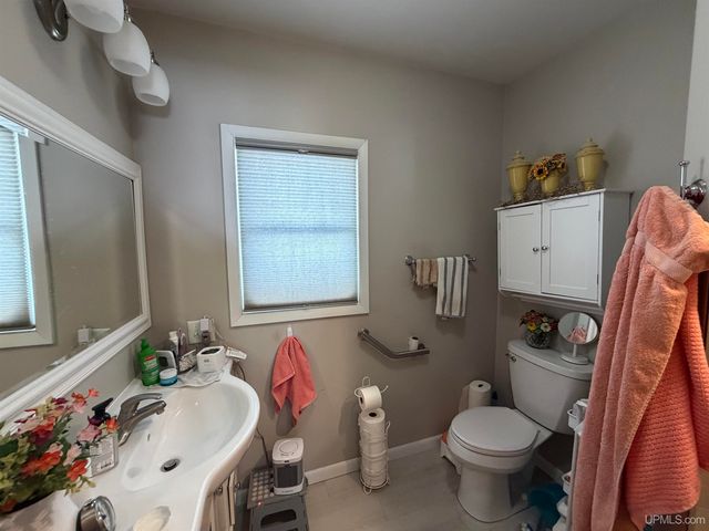 1524 S 9th Avenue, Escanaba, MI 49829