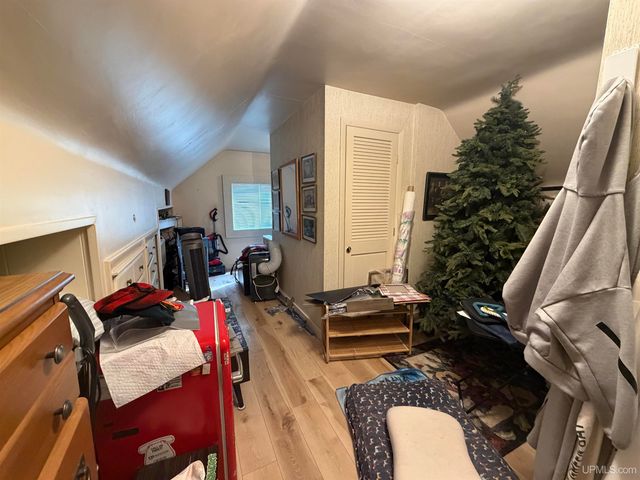 1524 S 9th Avenue, Escanaba, MI 49829