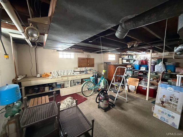 1524 S 9th Avenue, Escanaba, MI 49829