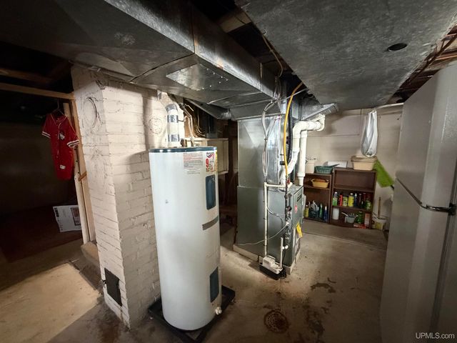 1524 S 9th Avenue, Escanaba, MI 49829