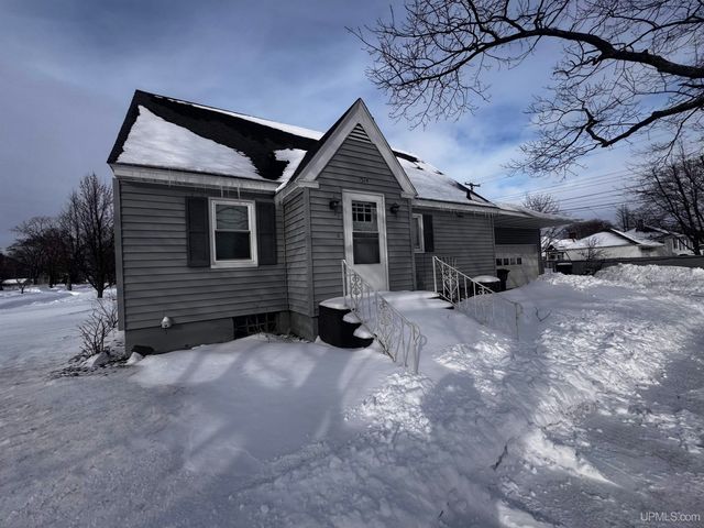 1524 S 9th Avenue, Escanaba, MI 49829