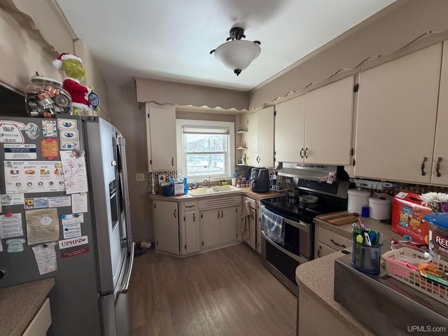 1524 S 9th Avenue, Escanaba, MI 49829