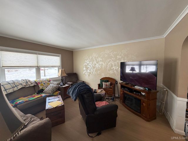 1524 S 9th Avenue, Escanaba, MI 49829