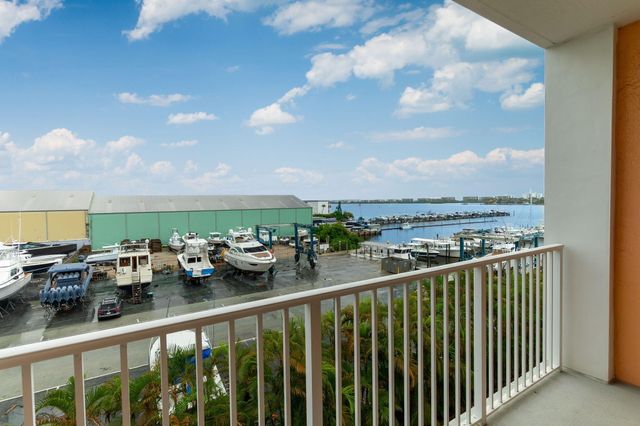 806 E Windward Way 405, Lantana, FL 33462