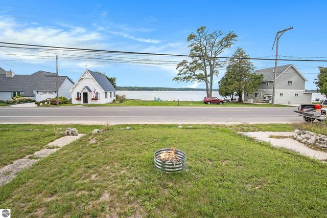 4642 Main Street, Onekama, MI 49675