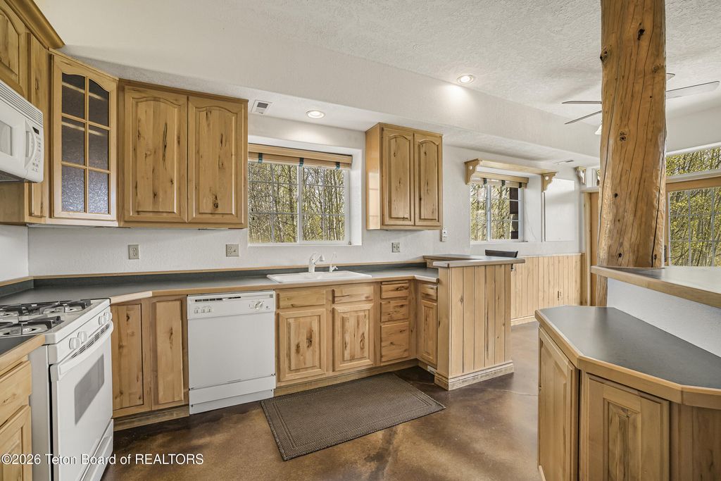 244 BLACK MOUNTAIN Lane, Alpine, WY 83128 photo 40