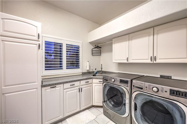 1941 Black Water Court, Las Vegas, NV 89117