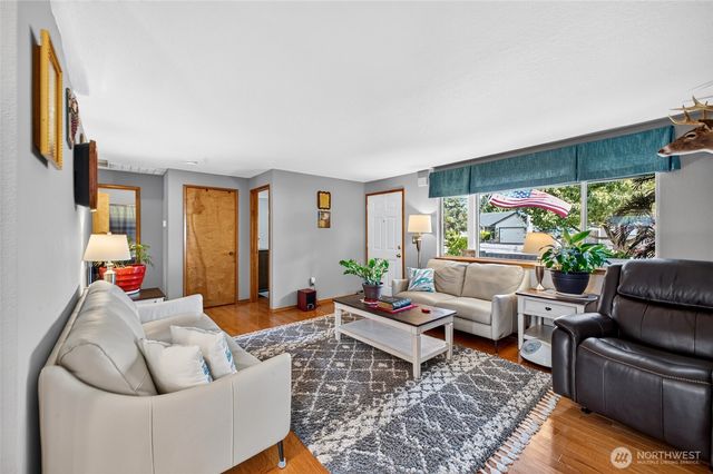 326 4th Avenue SE, Pacific, WA 98047