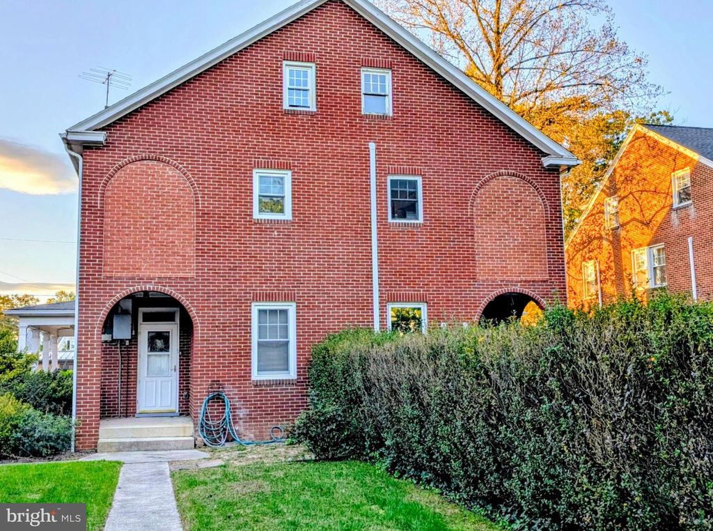 1426 ALEXANDER AVE, Chambersburg, PA 17201