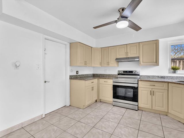 13 SE 14th Street, Dania Beach, FL 33004