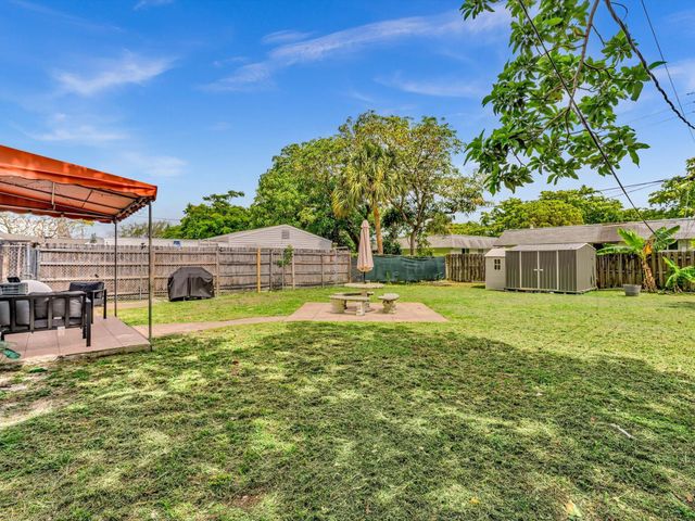 13 SE 14th Street, Dania Beach, FL 33004