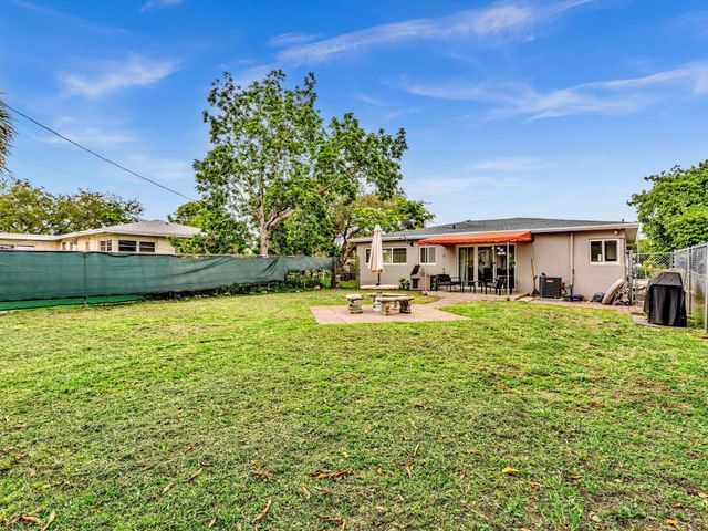 13 SE 14th Street, Dania Beach, FL 33004