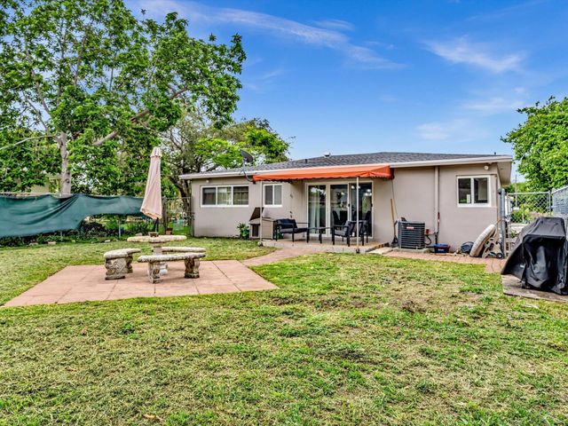 13 SE 14th Street, Dania Beach, FL 33004