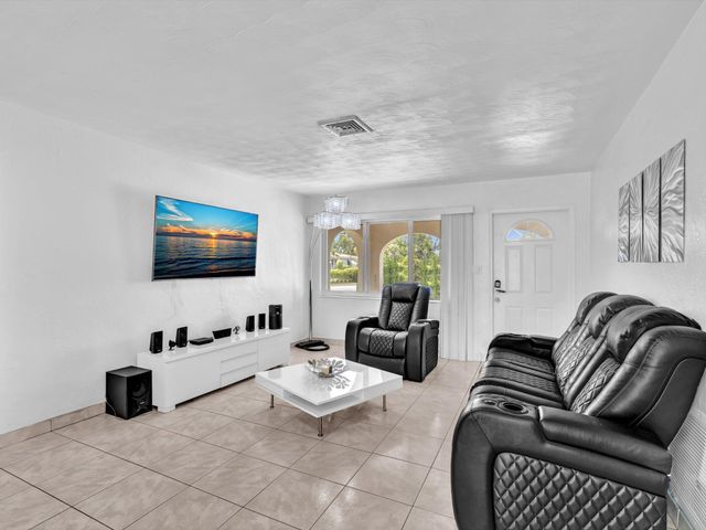 13 SE 14th Street, Dania Beach, FL 33004