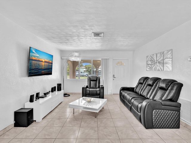 13 SE 14th Street, Dania Beach, FL 33004