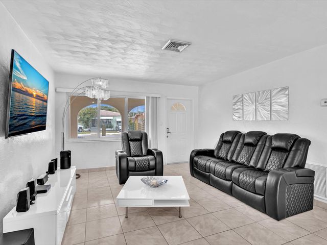 13 SE 14th Street, Dania Beach, FL 33004