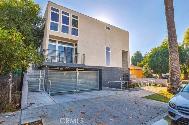 14754 Gilmore Street, Van Nuys (los Angeles), CA 91411