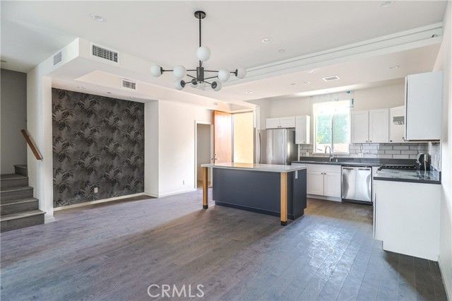 14754 Gilmore Street, Van Nuys (los Angeles), CA 91411