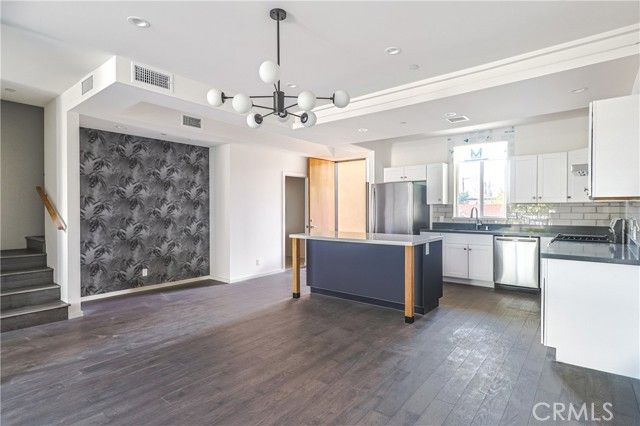 14754 Gilmore Street, Van Nuys (los Angeles), CA 91411