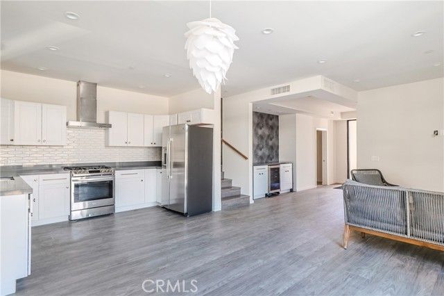 14754 Gilmore Street, Van Nuys (los Angeles), CA 91411