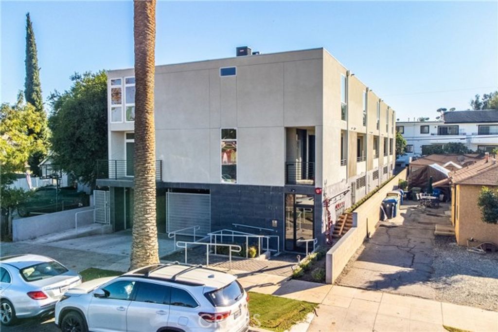 14754 Gilmore Street, Van Nuys (los Angeles), CA 91411