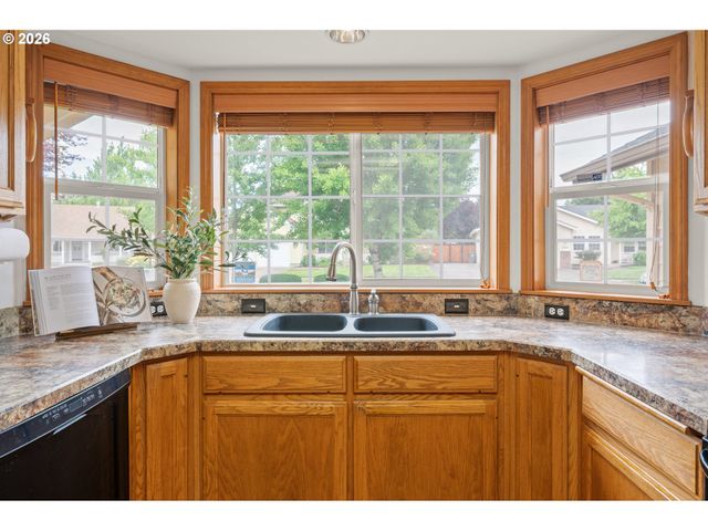 2381 DALE Ave, Eugene, OR 97408