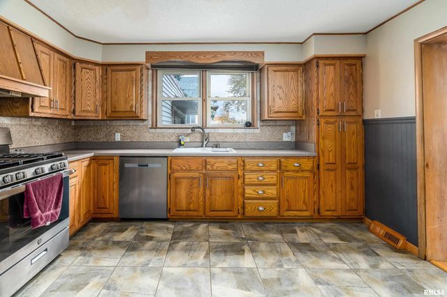 306 S MADISON Street, Marion, IL 62959