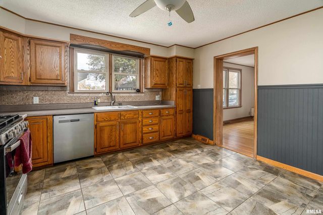 306 S MADISON Street, Marion, IL 62959