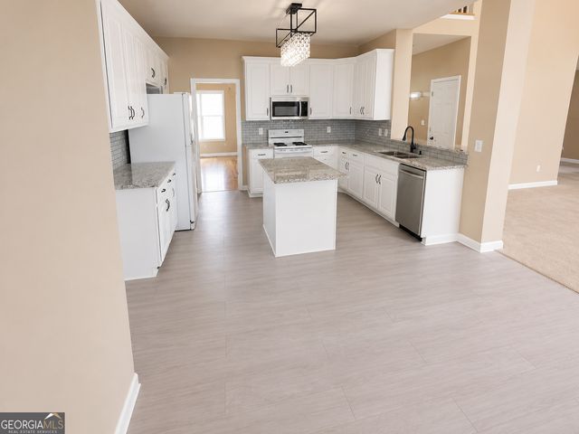 825 Stoneglen Court, Mcdonough, GA 30252