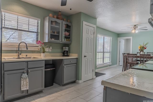 311 Governors, Floresville, TX 78114