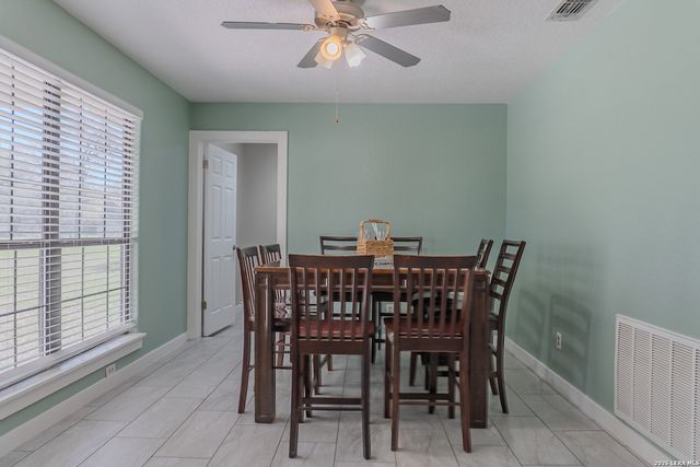 311 Governors, Floresville, TX 78114