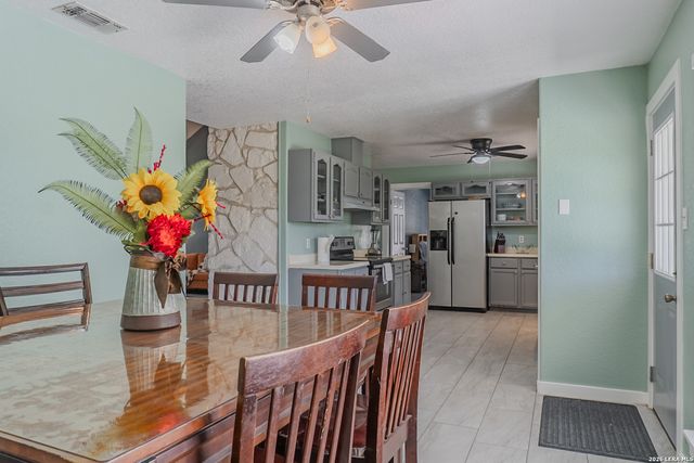 311 Governors, Floresville, TX 78114