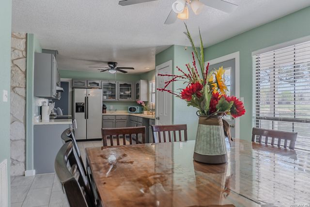 311 Governors, Floresville, TX 78114