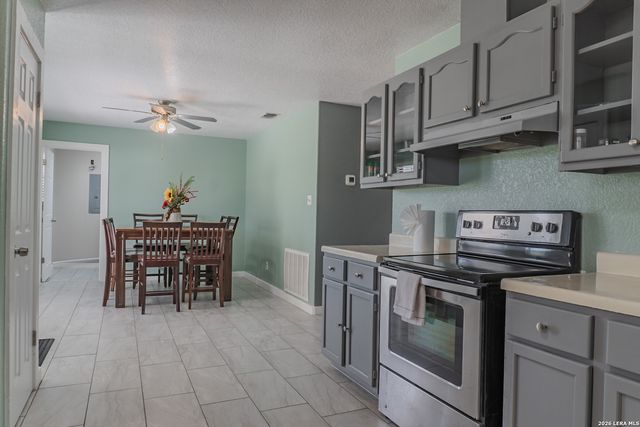 311 Governors, Floresville, TX 78114