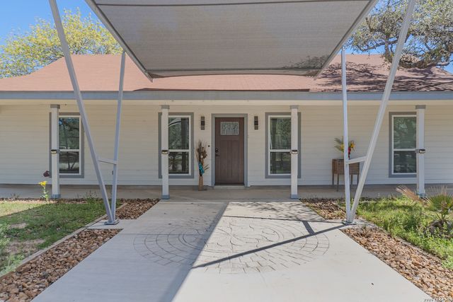 311 Governors, Floresville, TX 78114