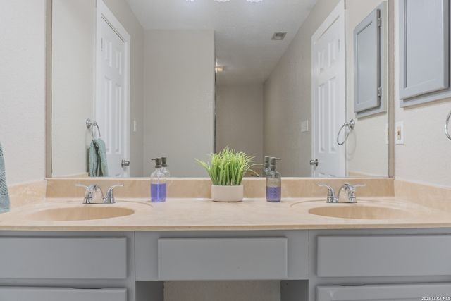 311 Governors, Floresville, TX 78114