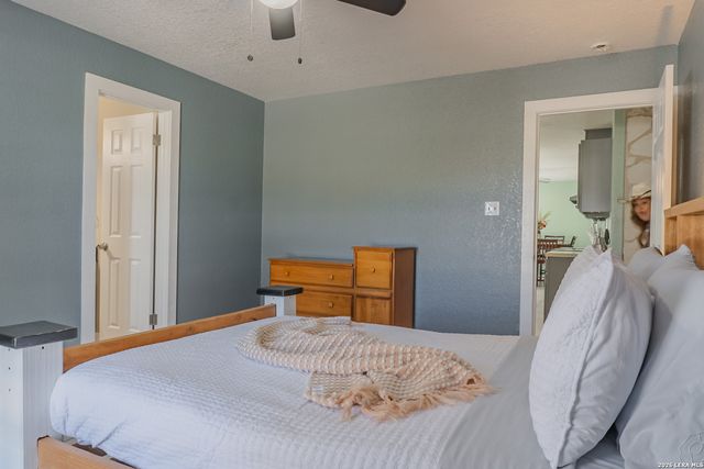 311 Governors, Floresville, TX 78114