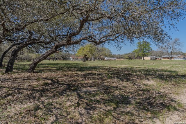 311 Governors, Floresville, TX 78114