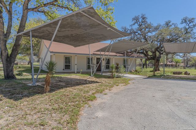 311 Governors, Floresville, TX 78114