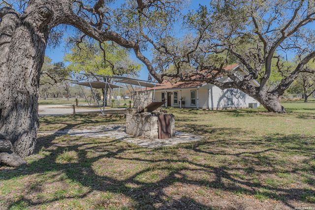 311 Governors, Floresville, TX 78114