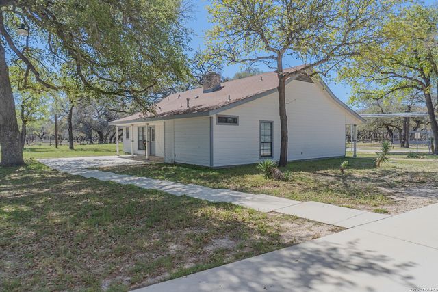 311 Governors, Floresville, TX 78114