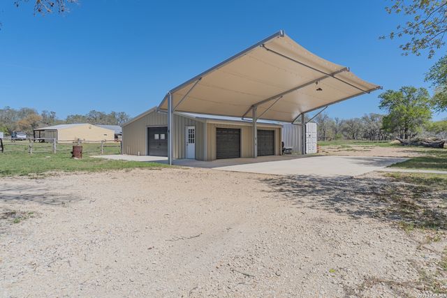 311 Governors, Floresville, TX 78114