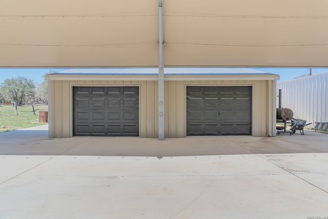 311 Governors, Floresville, TX 78114