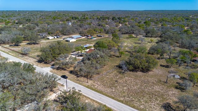 311 Governors, Floresville, TX 78114