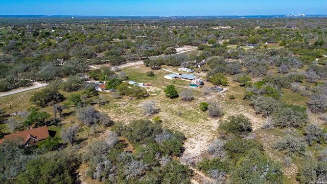 311 Governors, Floresville, TX 78114