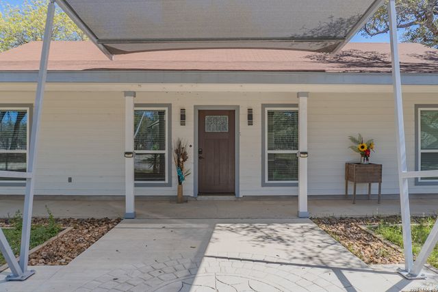 311 Governors, Floresville, TX 78114