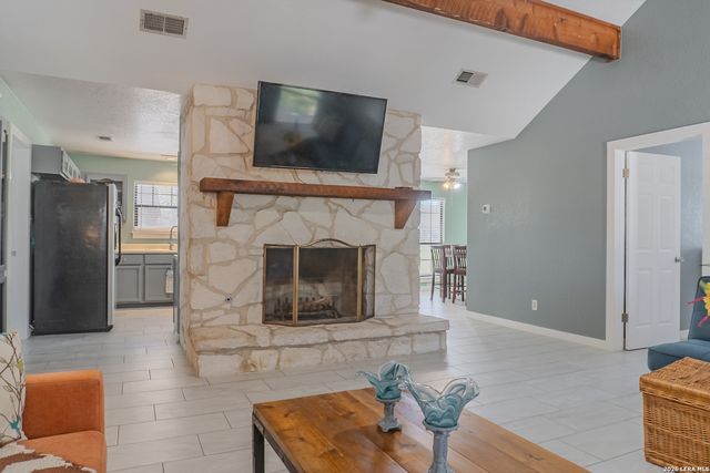 311 Governors, Floresville, TX 78114