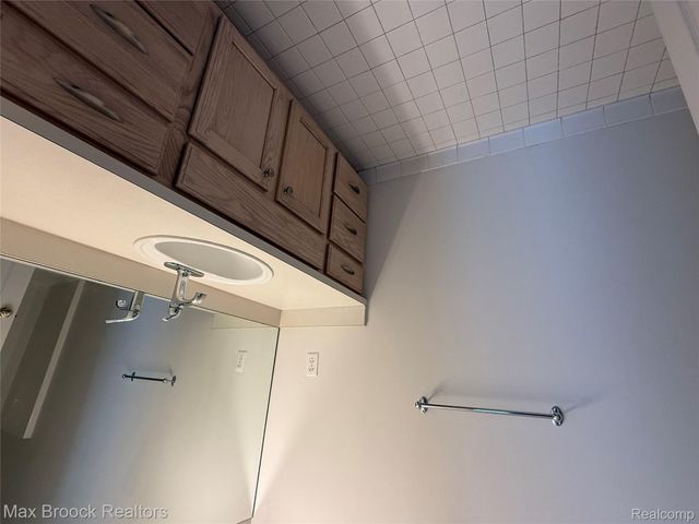 28498 Carlton Way Drive, Novi, MI 48377