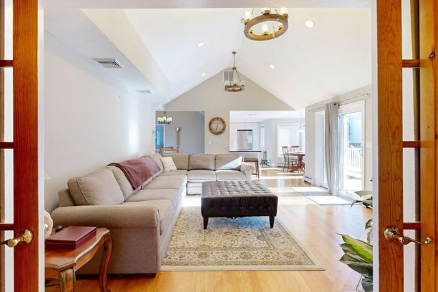 14 Baltzer Dr, Pembroke, MA 02359