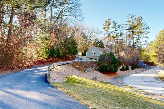 14 Baltzer Dr, Pembroke, MA 02359